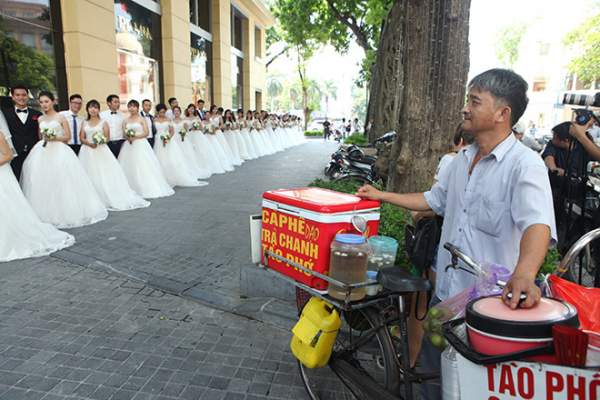 40 cặp uyên ương "rủ nhau" chụp ảnh cưới tập thể ở Hà Nội 6