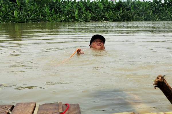 Người dân đóng bè chuối vượt sông Hồng giữa Thủ đô Hà Nội 10