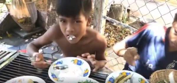 3 bé trai Thái Lan làm thịt rắn ăn trưa gây sốt 3