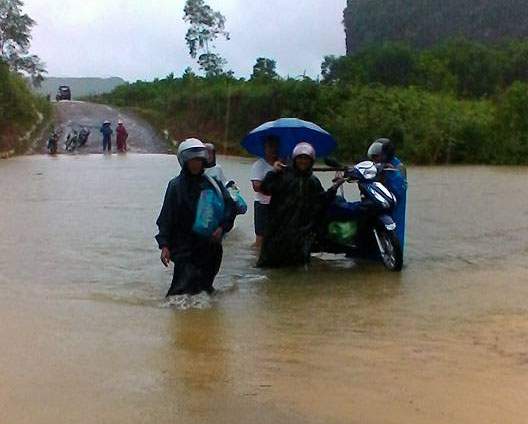 CẬP NHẬT: Bão số 4 đã đổ bộ đất liền, Quảng Bình - Quảng Trị đang mưa lớn 2