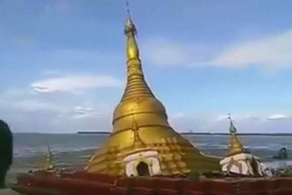 Lũ lớn “nuốt chửng” chùa vàng ở Myanmar