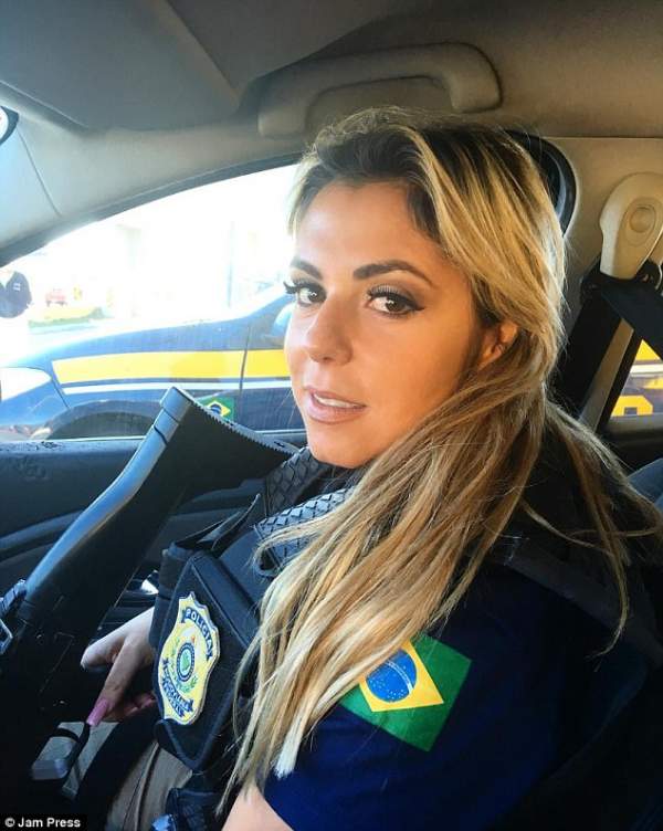 Đăng ảnh bikini, nữ cảnh sát Brazil được cầu hôn liên tục 5