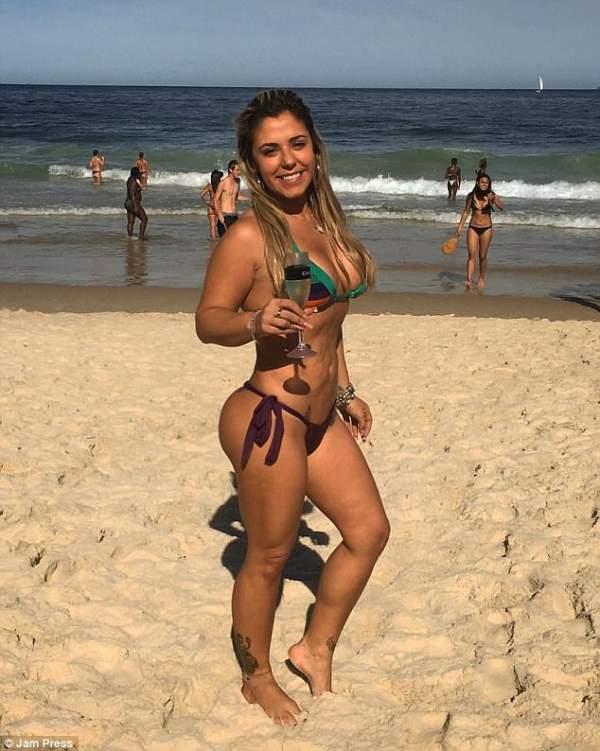 Đăng ảnh bikini, nữ cảnh sát Brazil được cầu hôn liên tục 6