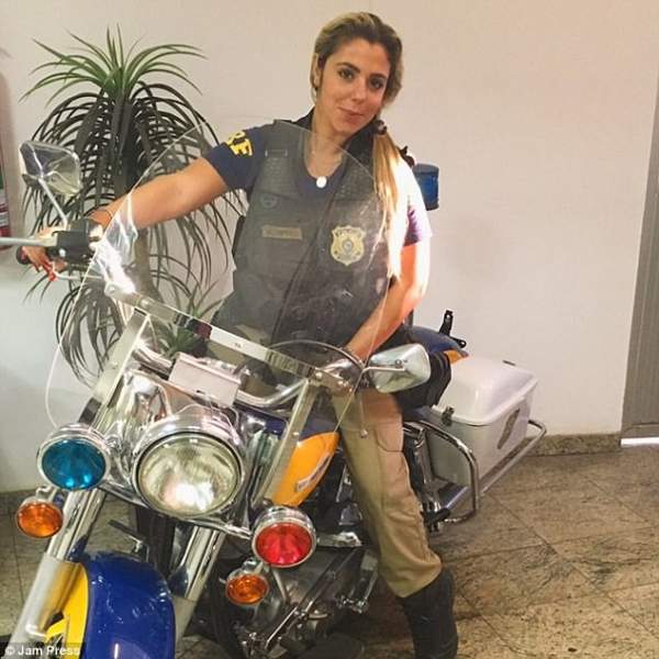 Đăng ảnh bikini, nữ cảnh sát Brazil được cầu hôn liên tục 7