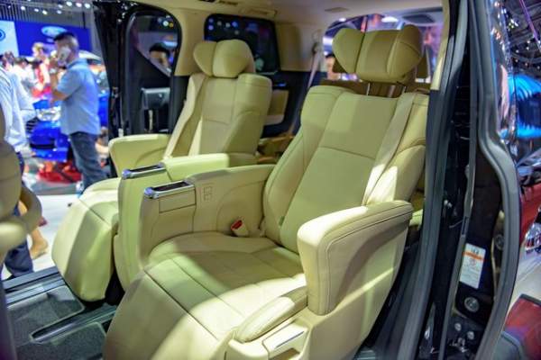 Toyota Alphard tại Việt Nam chốt giá 3,533 tỷ đồng 2