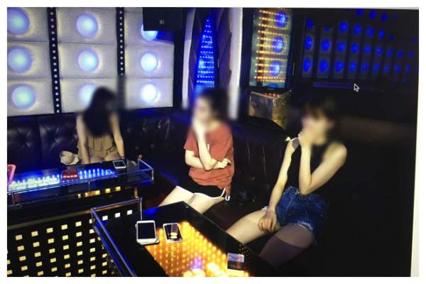 Hàng chục "dân chơi" bay lắc điên cuồng trong quán karaoke ở Hà Nội 3