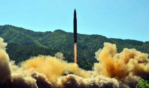 Bị Trump đe dọa, Triều Tiên cân nhắc dùng tên lửa Hwasong-12 nghiền nát Guam 2