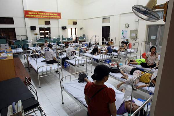 Bệnh nhân nằm la liệt ở hành lang vì sốt xuất huyết hoành hành 14