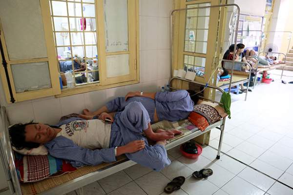 Bệnh nhân nằm la liệt ở hành lang vì sốt xuất huyết hoành hành 10
