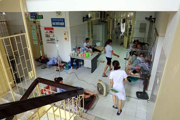 Bệnh nhân nằm la liệt ở hành lang vì sốt xuất huyết hoành hành 8