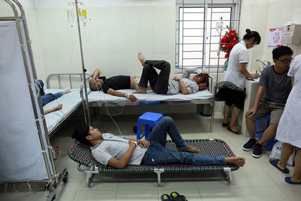 Bệnh nhân nằm la liệt ở hành lang vì sốt xuất huyết hoành hành 3