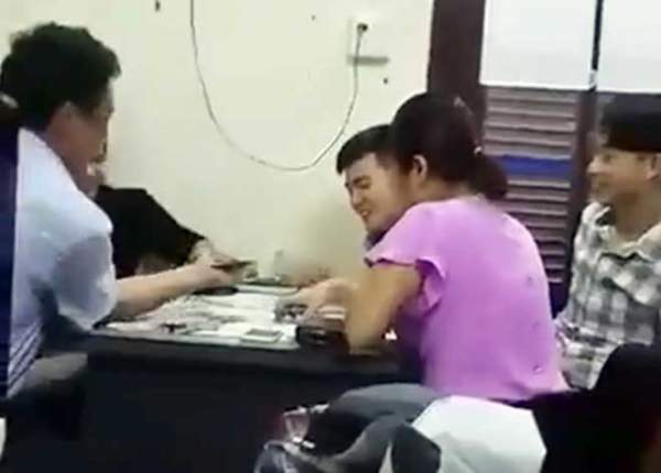 Quảng Ninh: Cán bộ phường "hồn nhiên" đánh bạc trong giờ làm việc