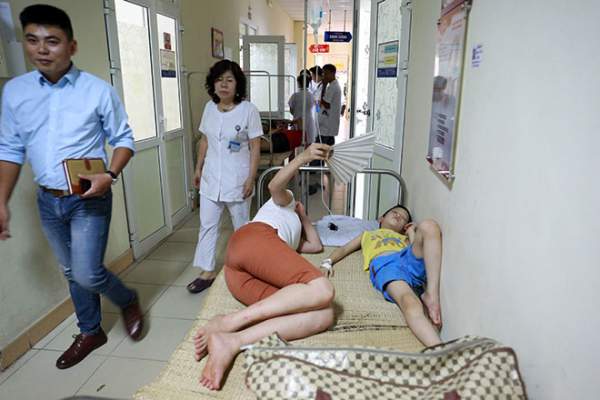 Bệnh nhân nằm la liệt ở hành lang vì sốt xuất huyết hoành hành 5