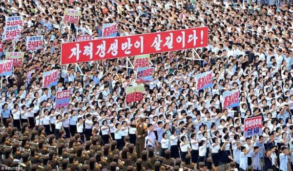 Vạn dân Triều Tiên đổ ra đường ủng hộ ông Kim Jong-un 6