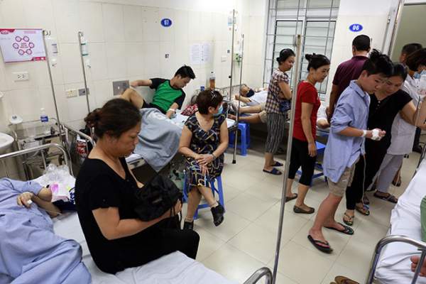 Bệnh nhân nằm la liệt ở hành lang vì sốt xuất huyết hoành hành 2