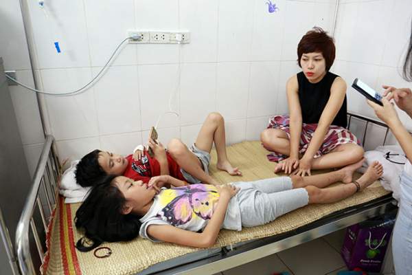 Bệnh nhân nằm la liệt ở hành lang vì sốt xuất huyết hoành hành 13