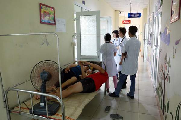 Bệnh nhân nằm la liệt ở hành lang vì sốt xuất huyết hoành hành 4