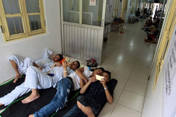 Bệnh nhân nằm la liệt ở hành lang vì sốt xuất huyết hoành hành 17