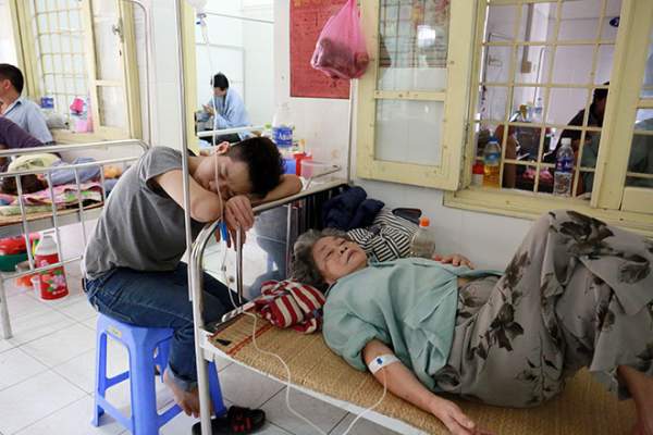 Bệnh nhân nằm la liệt ở hành lang vì sốt xuất huyết hoành hành 11