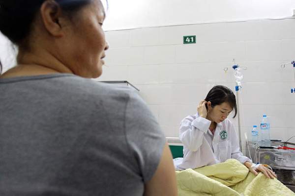 Bệnh nhân nằm la liệt ở hành lang vì sốt xuất huyết hoành hành 20