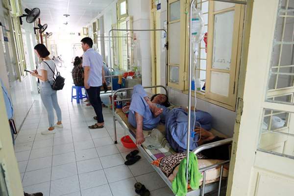 Bệnh nhân nằm la liệt ở hành lang vì sốt xuất huyết hoành hành 6