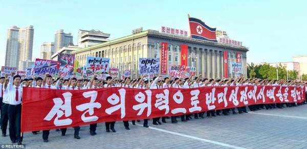 Vạn dân Triều Tiên đổ ra đường ủng hộ ông Kim Jong-un 4