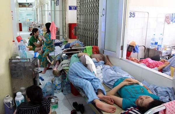 Bệnh nhân nằm la liệt ở hành lang vì sốt xuất huyết hoành hành 15