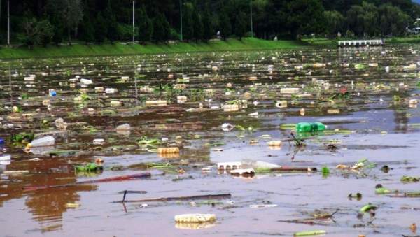 Phát hoảng khi thấy hồ Xuân Hương mộng mơ như bể chứa rác