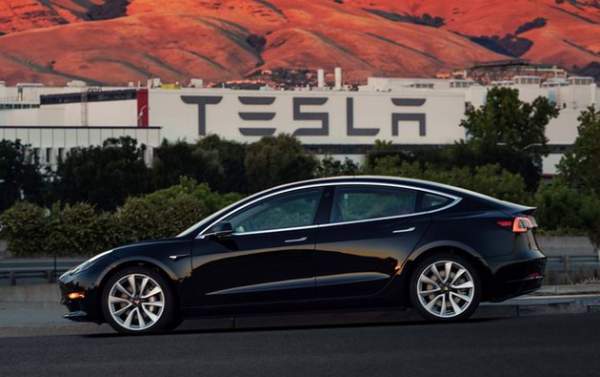 Xe điện "bình dân" Tesla Model 3 chính thức ra mắt 2