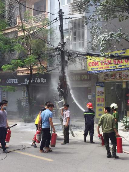 Clip: Cột điện cháy đùng đùng, nổ như pháo trên phố HN 2