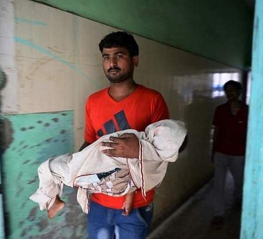 Bệnh viện hết tiền, 64 trẻ em Ấn Độ chết vì ngắt thở oxy 2