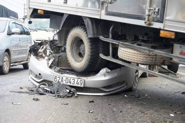 Sốc với hiện trường vụ tai nạn “xế hộp” bẹp dúm dưới bánh xe tải