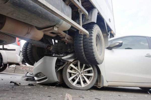 Sốc với hiện trường vụ tai nạn “xế hộp” bẹp dúm dưới bánh xe tải 3