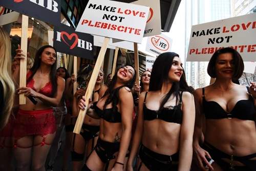 Phụ nữ Úc mặc đồ lót tràn xuống phố biểu tình 5