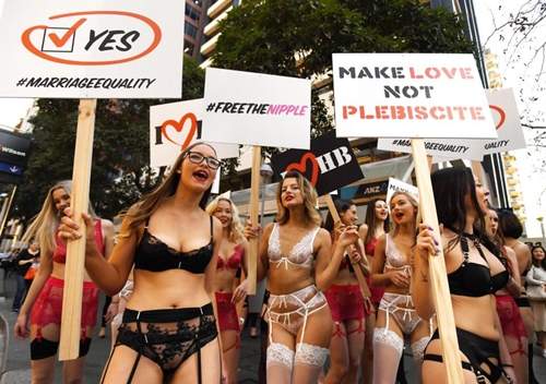 Phụ nữ Úc mặc đồ lót tràn xuống phố biểu tình 3