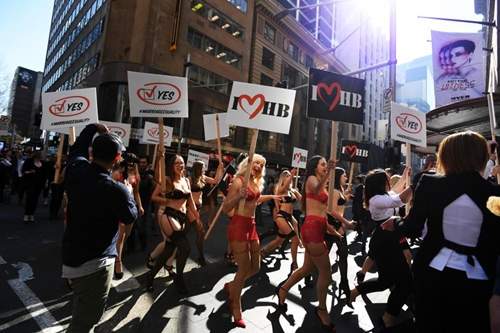 Phụ nữ Úc mặc đồ lót tràn xuống phố biểu tình 6
