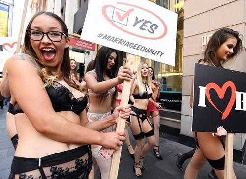 Phụ nữ Úc mặc đồ lót tràn xuống phố biểu tình 2