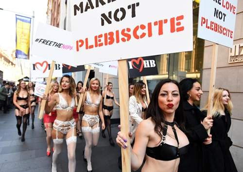Phụ nữ Úc mặc đồ lót tràn xuống phố biểu tình 4