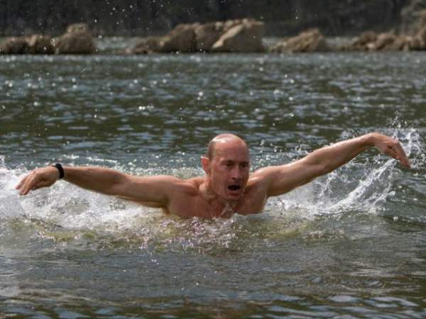 Hàng ngàn người Nga cởi trần chụp ảnh bắt chước Putin 7