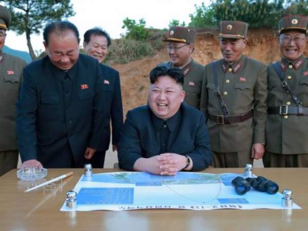 Đằng sau quyết định chưa nã tên lửa vào Guam của Kim Jong-un 4