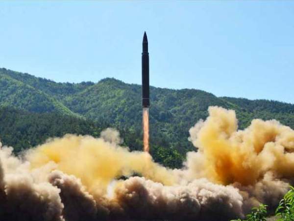 Triều Tiên đăng tranh dày đặc tên lửa phá hủy tòa QH Mỹ 4