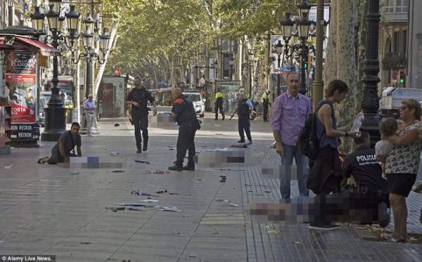 Xe tải khủng bố lao lên vỉa hè, đâm hàng trăm người ở Tây Ban Nha 4