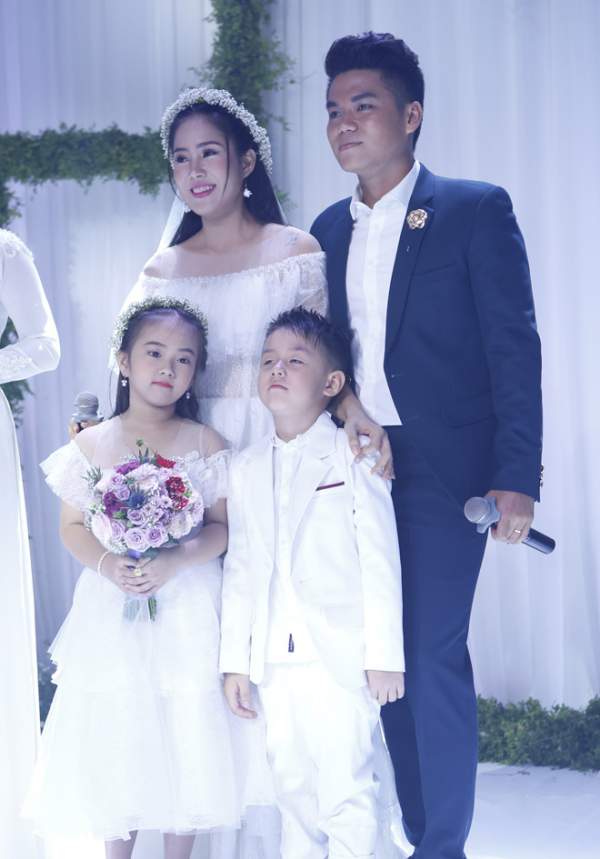 Chồng trẻ kém 7 tuổi của Lê Phương khoe giọng hát tình cảm trong tiệc cưới 9