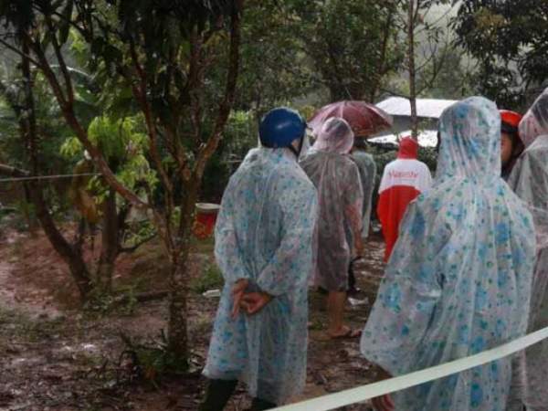Nổ bom 6 người chết ở Khánh Hòa: Nước mắt hòa nước mưa đưa tiễn 4