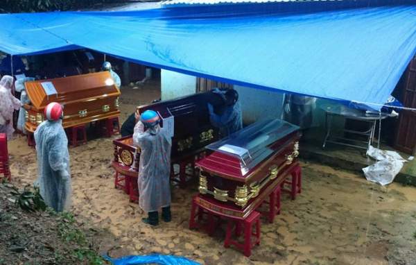 Nổ bom 6 người chết ở Khánh Hòa: Nước mắt hòa nước mưa đưa tiễn 3