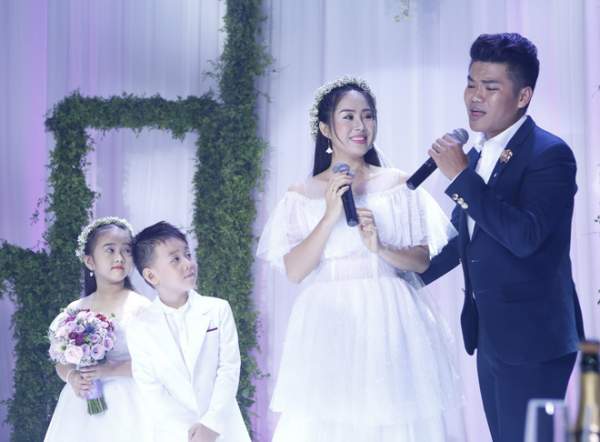 Chồng trẻ kém 7 tuổi của Lê Phương khoe giọng hát tình cảm trong tiệc cưới 4