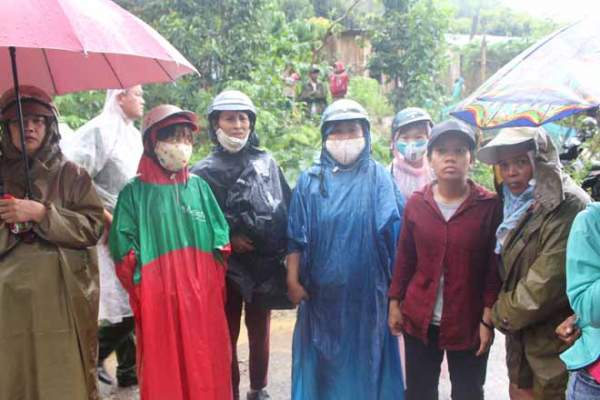 Nổ bom 6 người chết ở Khánh Hòa: Nước mắt hòa nước mưa đưa tiễn 2