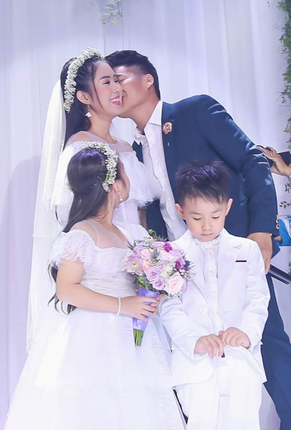 Chồng trẻ kém 7 tuổi của Lê Phương khoe giọng hát tình cảm trong tiệc cưới 8