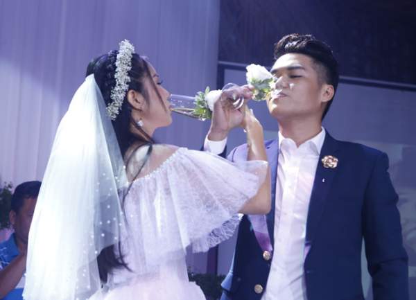 Chồng trẻ kém 7 tuổi của Lê Phương khoe giọng hát tình cảm trong tiệc cưới 7