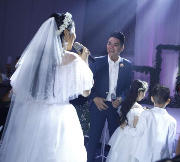 Chồng trẻ kém 7 tuổi của Lê Phương khoe giọng hát tình cảm trong tiệc cưới 2